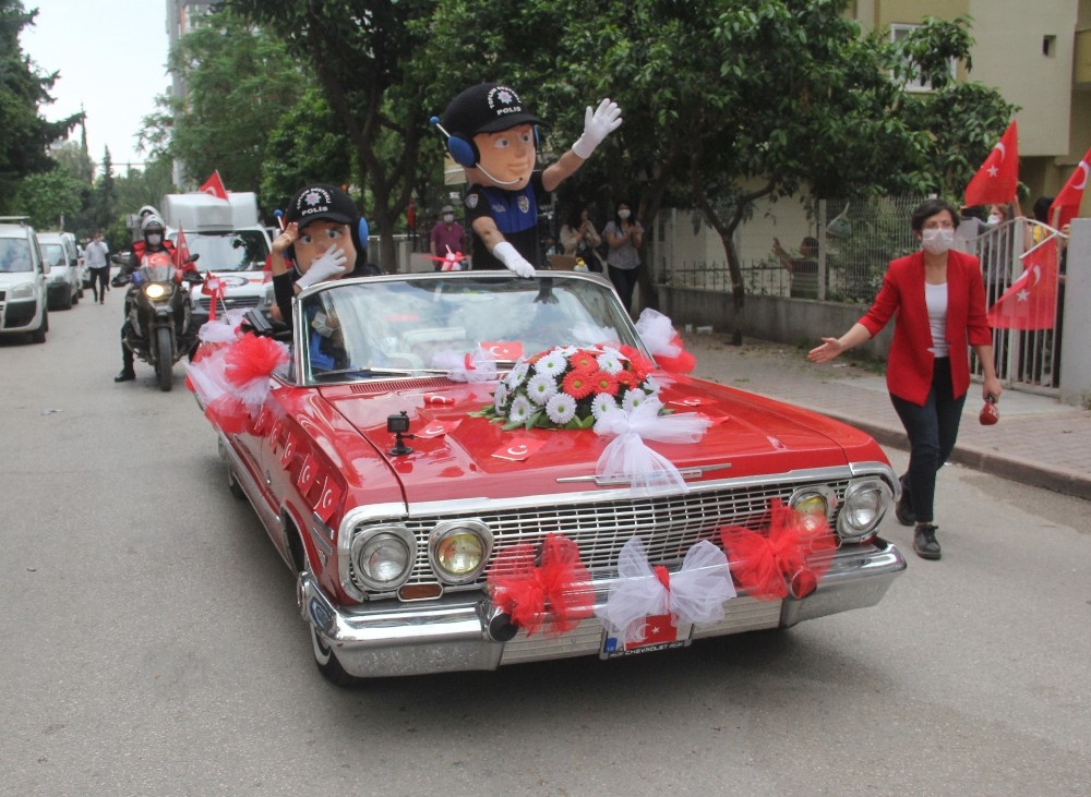 Polisten çocuklara üstü açık otomobilli kortejle bayram sürprizi 