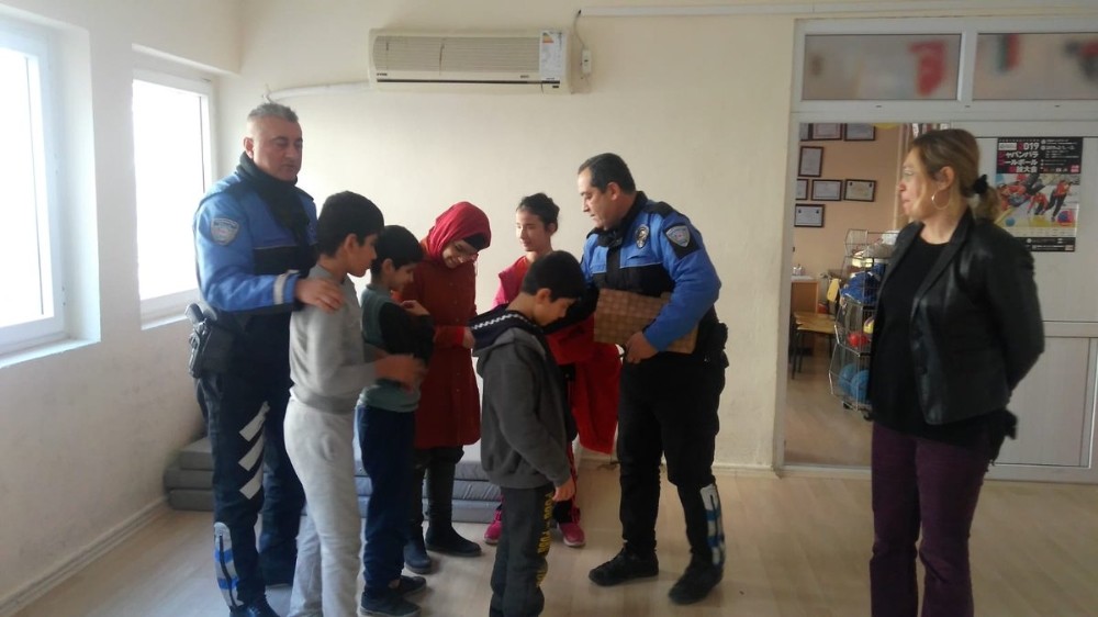 Polisten görme engelli öğrencilere hediye 