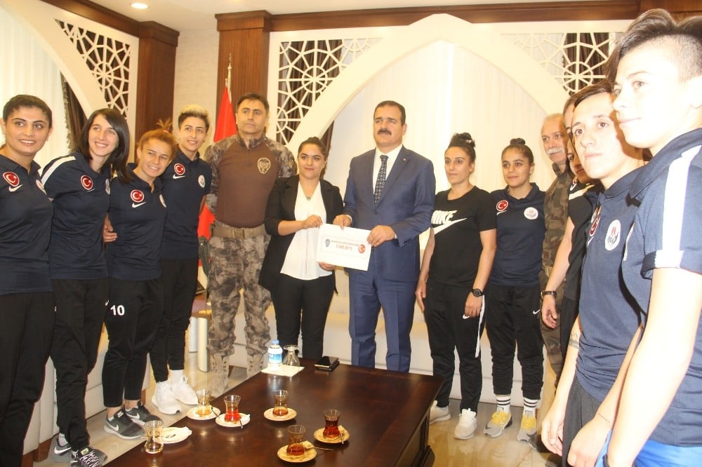Polisten Hakkari kadın takımına nakdi destek 
