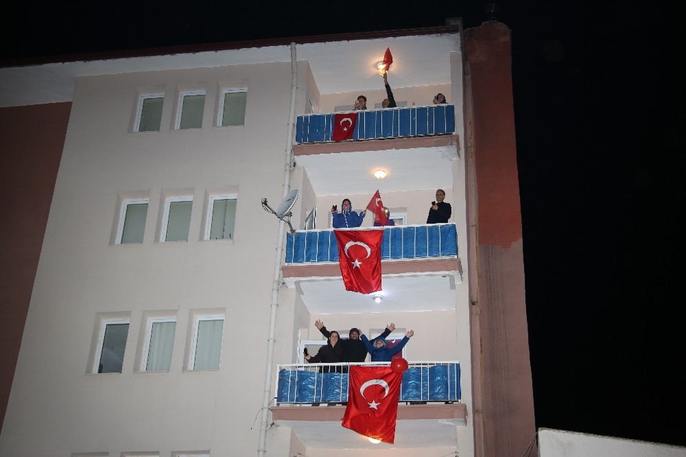 Polisten havai fişekli kutlama 