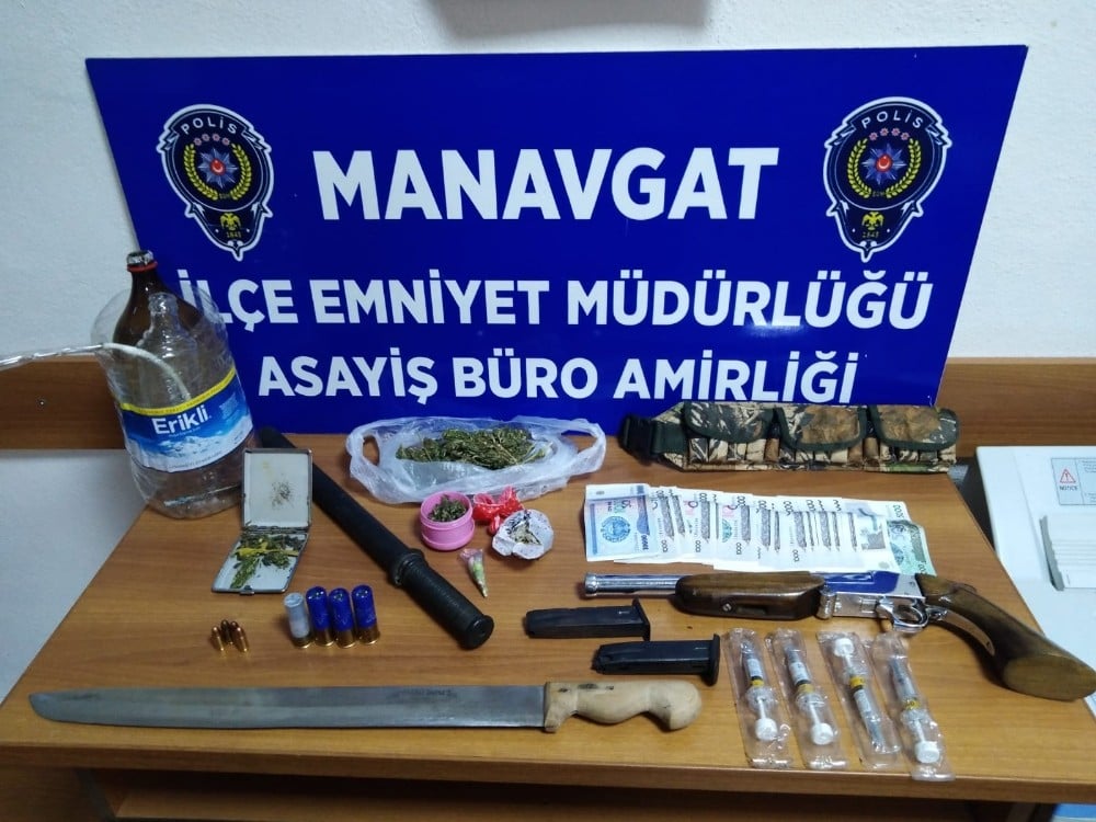 Polisten kaçan otomobilde uyuşturucu, silah ve yabancı para ele geçirildi 