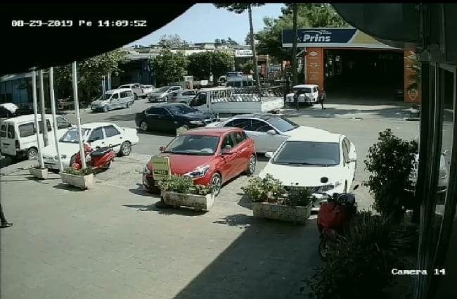 Polisten kaçan şüpheli, uyuşturucu dolu poşetle araçtan atladı 
