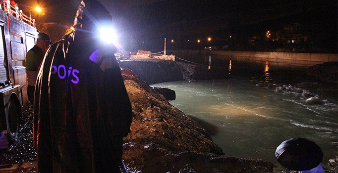 Polisten kaçan sürücü akıntıda kayboldu