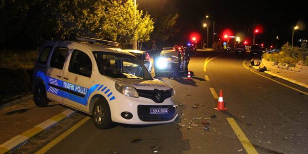 Polisten kaçan sürücü polis aracına çarparak durdu: 3 yaralı