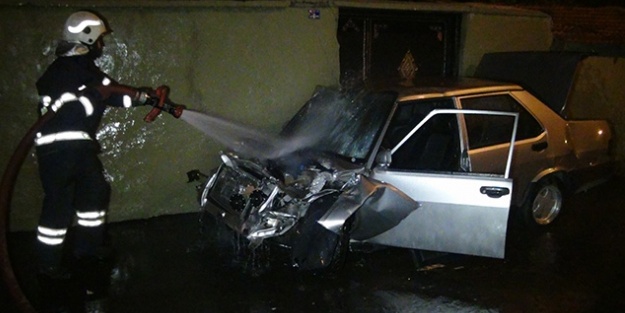 Polisten kaçarken arabası yandı