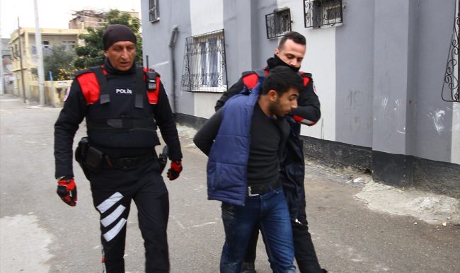 Polisten kaçarken damda yakalandı