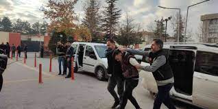 Polisten kaçarken dereye uçtular: 2 yaralı