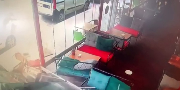 Polisten kaçarken kafeye daldı! Feci anlar kamerada