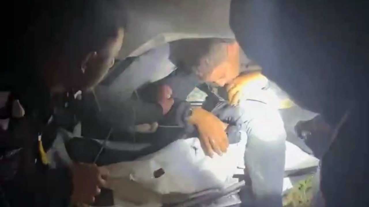 Polisten kaçarken kaza yapan otomobilde 9 kaçak göçmen yakalandı