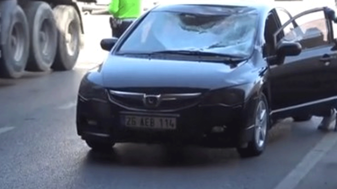 Polisten kaçarken otomobilin üzerine düştü!