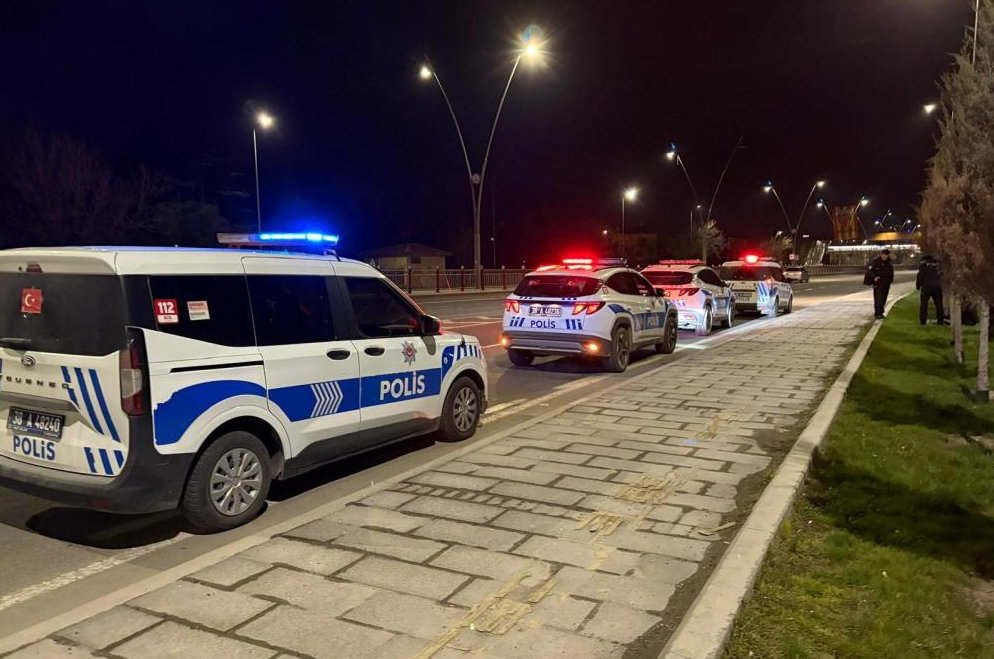 Polisten kaçarken, yola fırlattığı kağıttan uyuşturucu çıktı