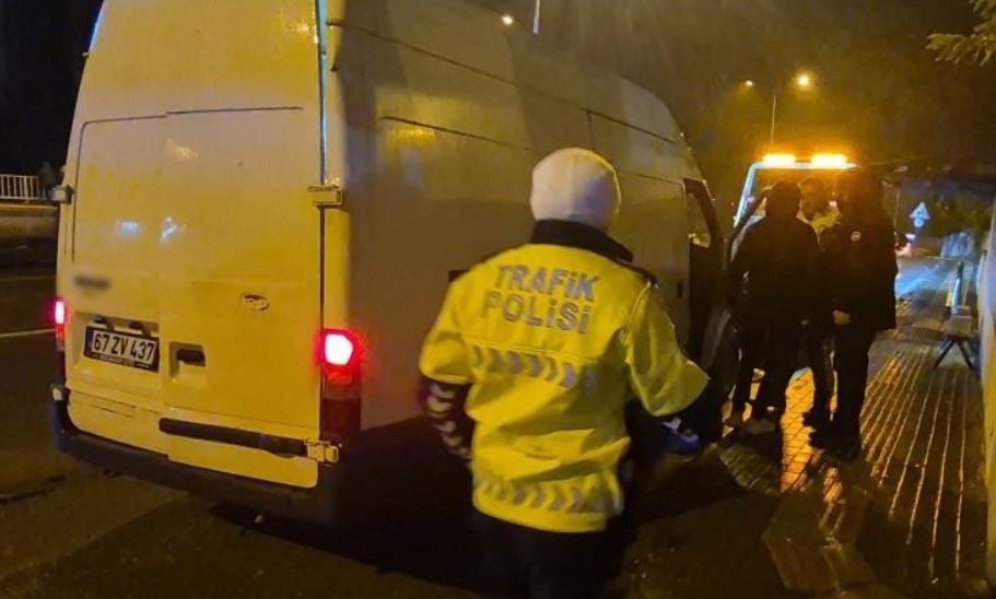 Polisten kaçıp 10 metre yükseklikteki köprüden atladı