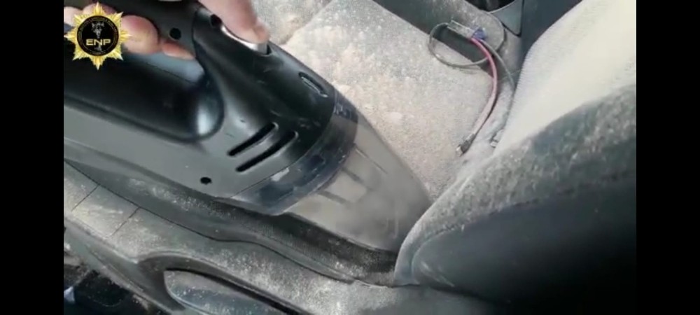 Polisten kaçıp eroini aracın içine saçtı 