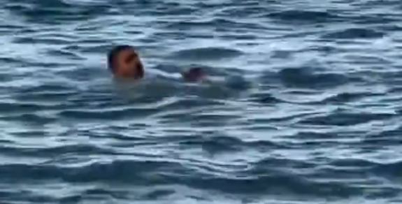 Polisten kaçmak için denize atladı! 