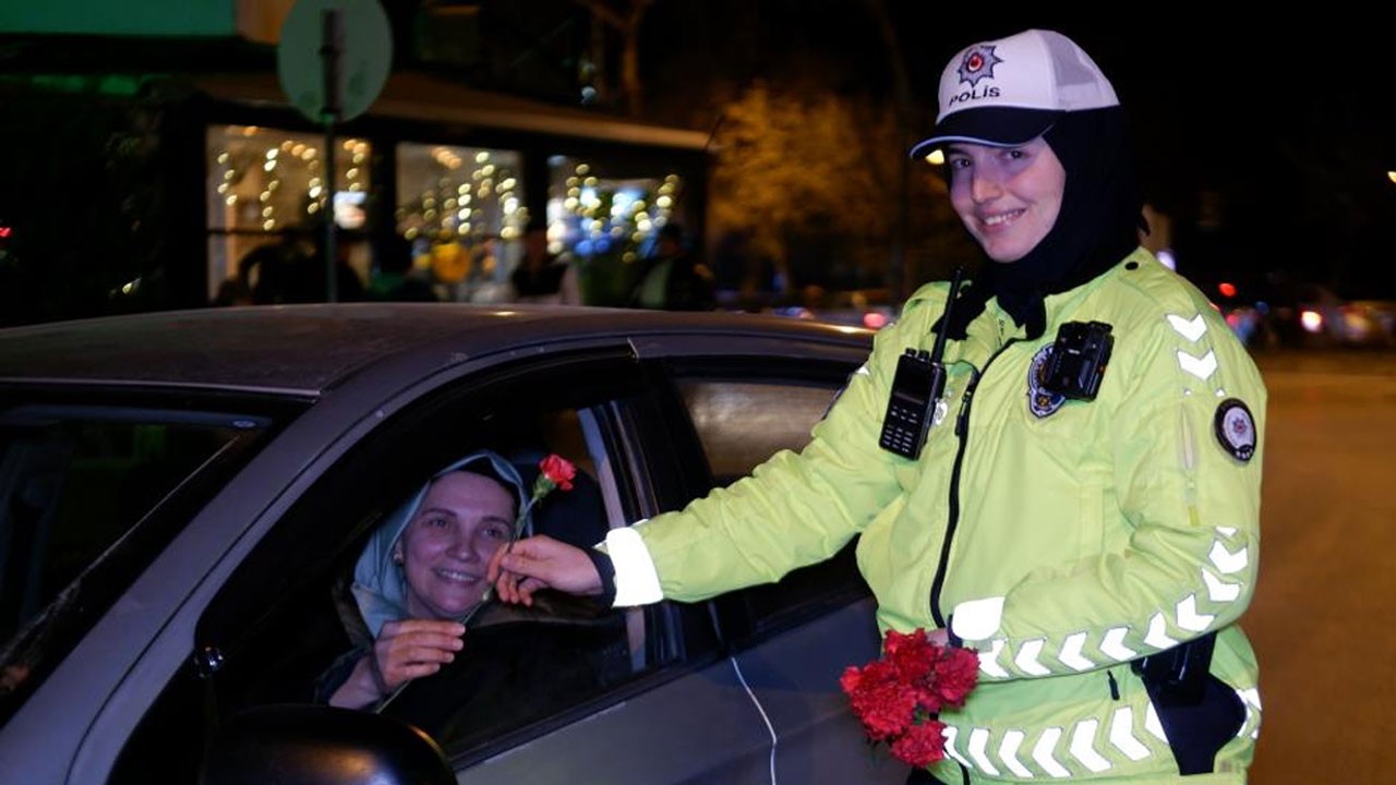 Polisten kadın sürücülere 8 Mart hediyesi