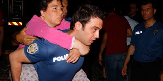 Polisten kahramanlık örneği! Sırtlarında taşıdılar