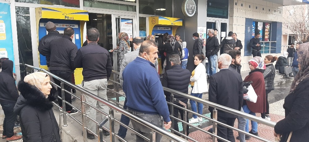 Polisten kalabalığa megafonlu ‘mesafeli kal’ uyarısı 