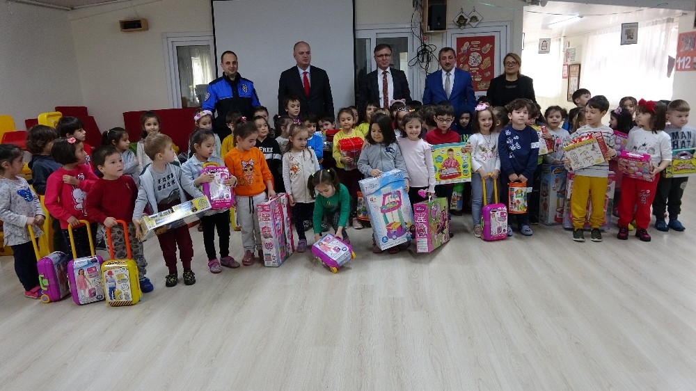Polisten öğrencilere oyuncak 