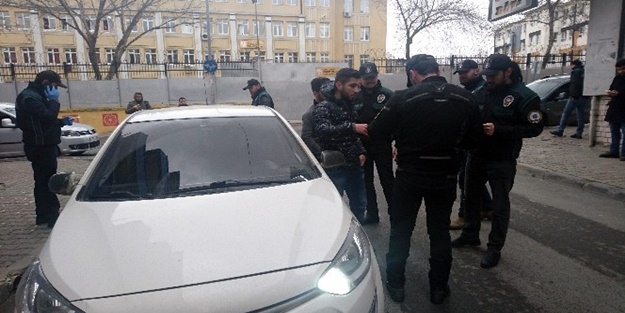 Polisten okul çevresinde uyuşturucu denetimi