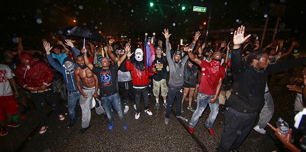 Polisten önce gül sonra gazlı müdahale