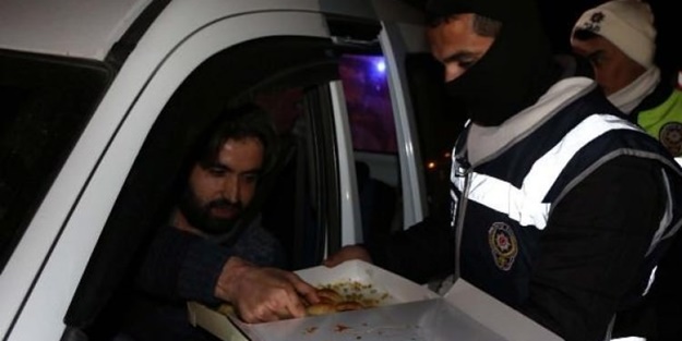 Polisten sürücülere baklava ikramı