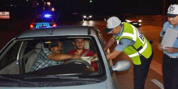 Polisten sürücülere hem lokum ikramı hem uyarı