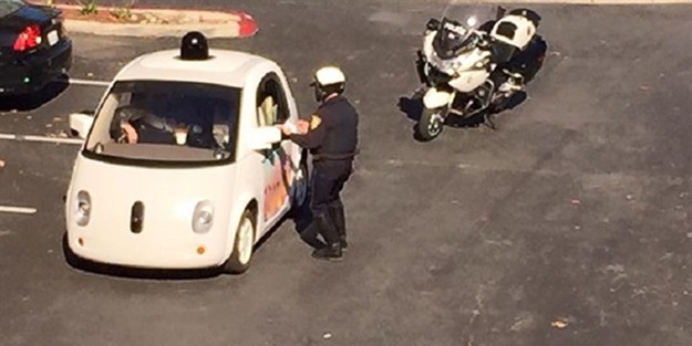 Polisten 'sürücüsüz' otomobile yavaş gittiği için ceza!