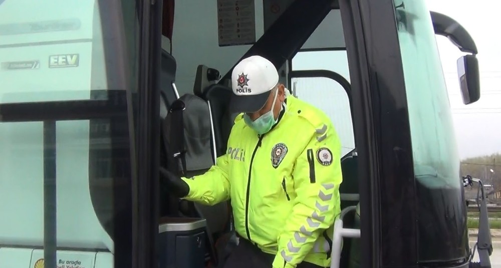 Polisten toplumsal mesafe ve maske uygulaması 