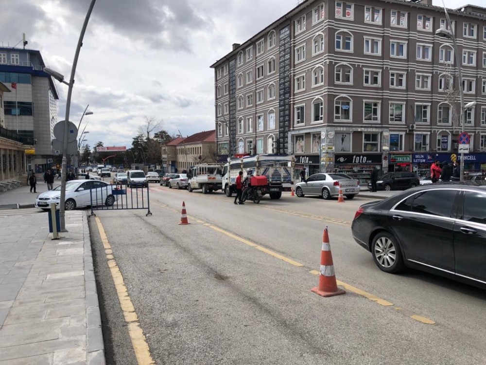 Polisten vatandaşlara “Sizi seviyoruz, evde kalın” anonsu 