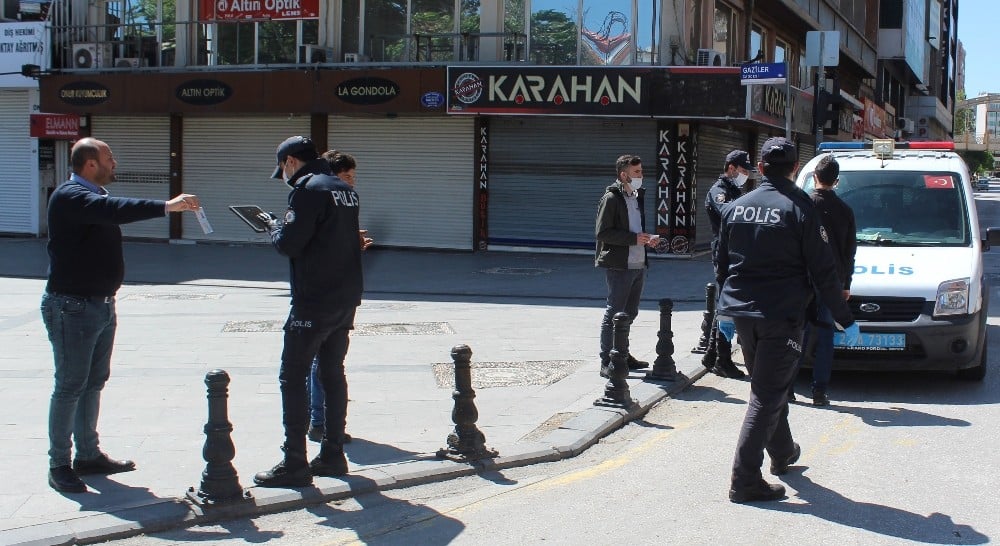Polisten yasağa uymayanlara sosyal mesafeli ceza 