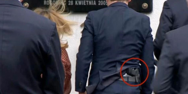 Polonya Adalet Bakanı belinde silahla görüntülendi! 'Kendimi ve ailemi koruma hakkım var'