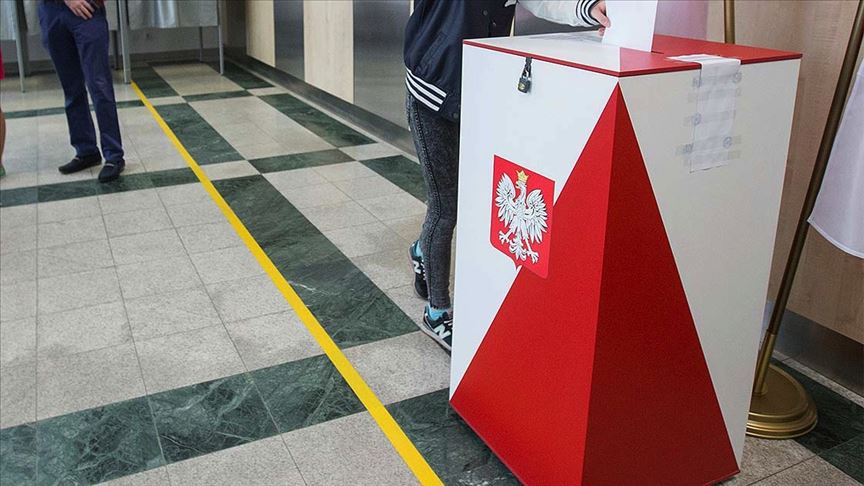 Polonya halkı sandık başında