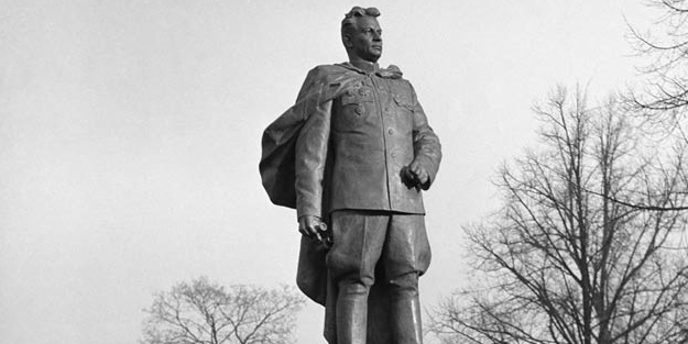 O heykeller yıkılıyor!