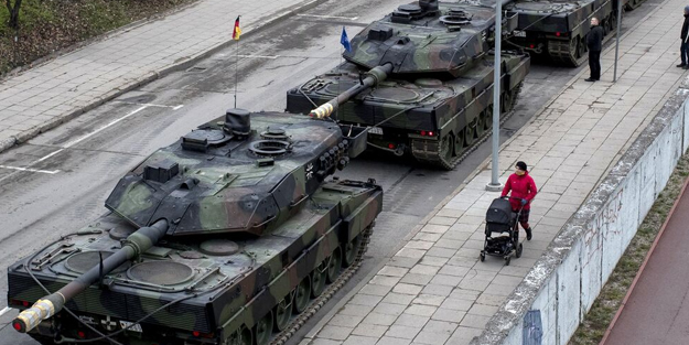 Polonya, Ukrayna’ya verilen, olay olan Leopard 2 tankları apar topar mühendislik tesisine getirildi!