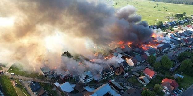 Polonya'da dehşete uğratan yangın: 47 ev alevlere teslim oldu