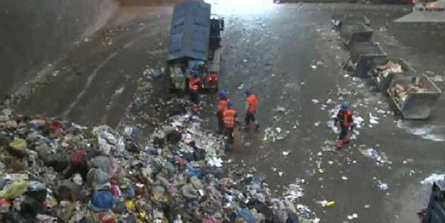 Parayı çöpten topladılar!