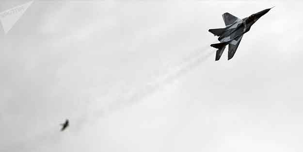 Savaş uçağı düştü! Pilot son anda kurtuldu