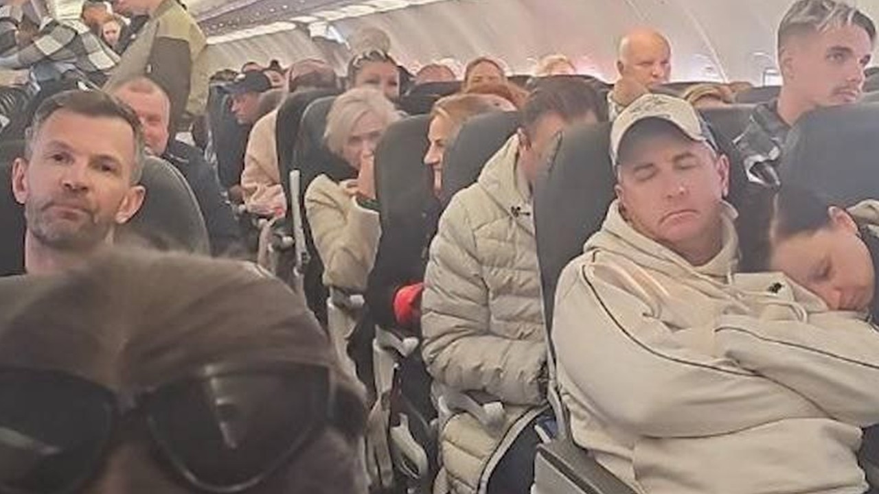 Polonya'ya acil iniş yapan Rus uçağındaki yolcular 13 saat uçakta bekletildi