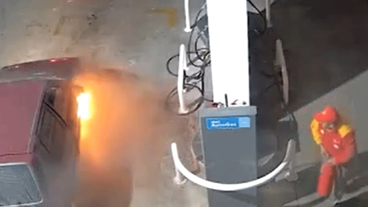 Pompacının soğukkanlılığı takdir topladı! Alev topuna dönen araca böyle müdahale etti!