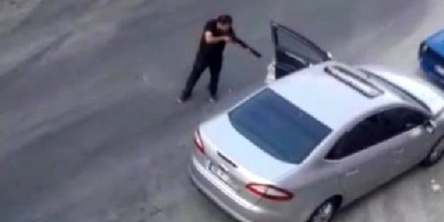 Pompalı saldırgan, trafik ışıklarda bekleyen kişiyi vurup kaçtı