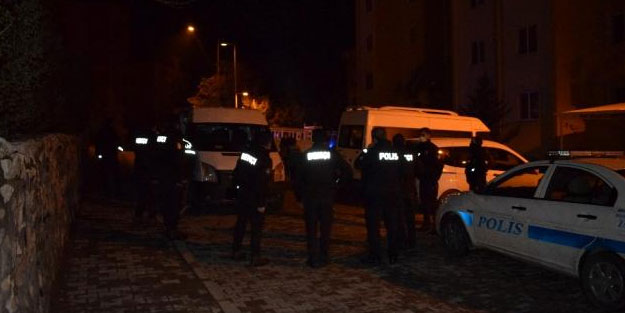 Pompalı tüfeği göğsüne çevirip ateşledi