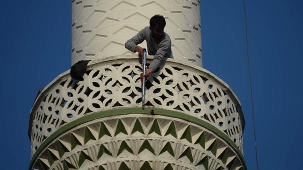 Pompalı tüfekle minareye çıktı, polisi alarma geçirdi