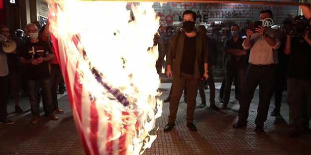 Yunan göstericiler ABD bayrağını yaktı