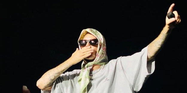 ‘Popüler kültürün çömez tuzakçısı’ ağababalarının izinde! Şarkıcı parçası Bieber'den başörtüsü rezilliği