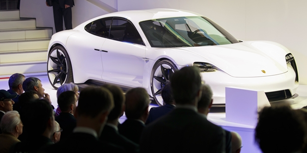 Porsche'den ilk elektrikli otomobiline Türkçe ismi!
