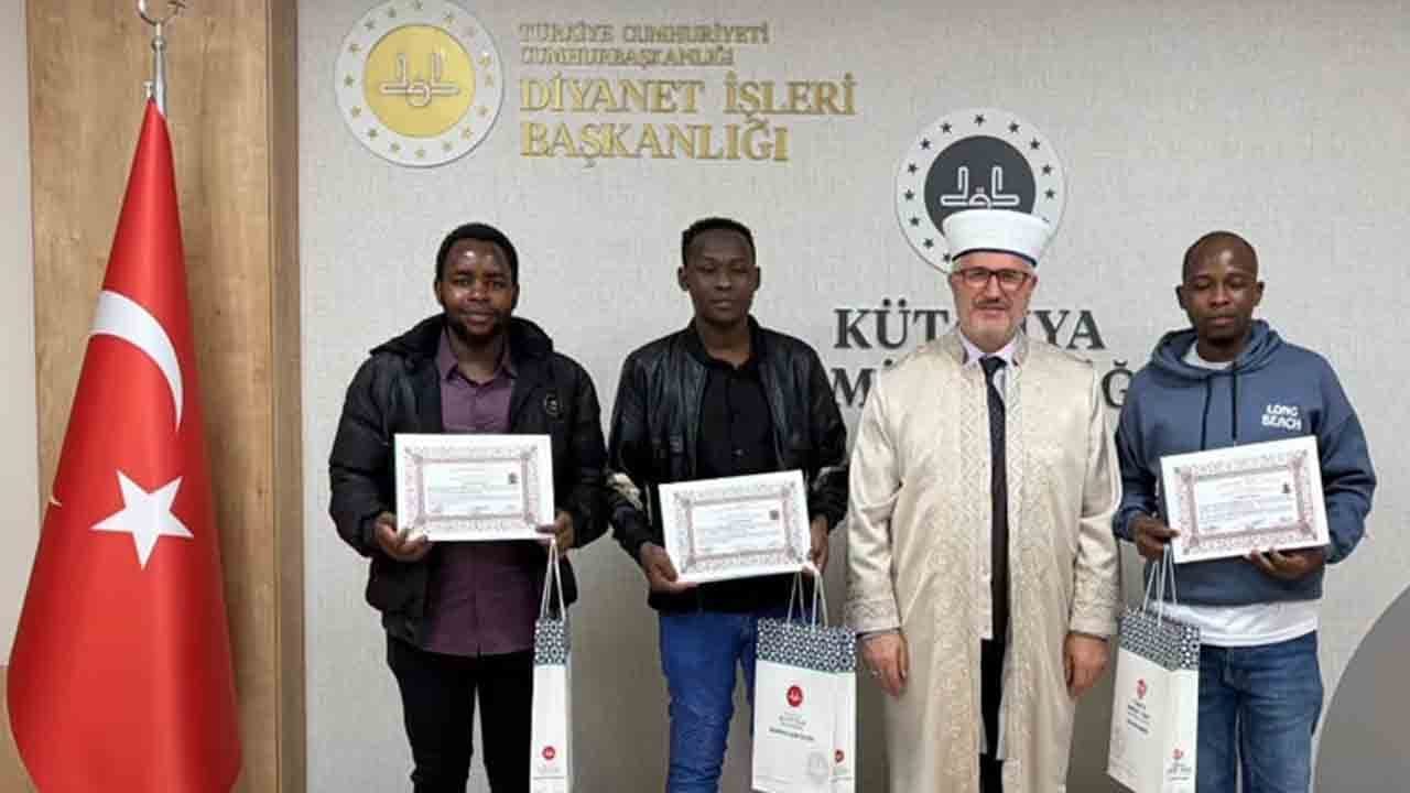 Porselen fabrikasından müftülüğe: 3 Kenyalı Müslüman oldu