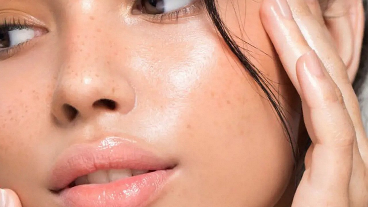 Porselen gibi bir cilde sahip olmak için uygulamanız gereken tarif: Karbonat kullanın 