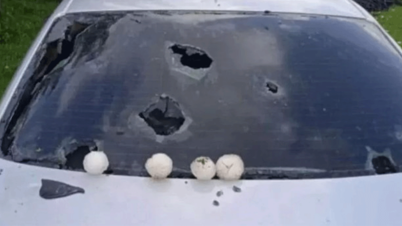 Portakal büyüklüğünde dolu yağdı! Araçların camları hasar gördü!