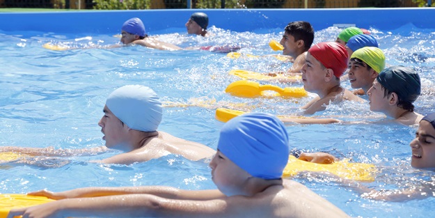 Portatif havuzlarda yaz eğlencesi başladı