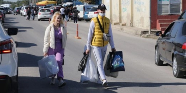 Poşet poşet alıyorlar! Sınır kentimize akın ettiler